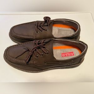 Size 8.5 men’s brown boat shoes
